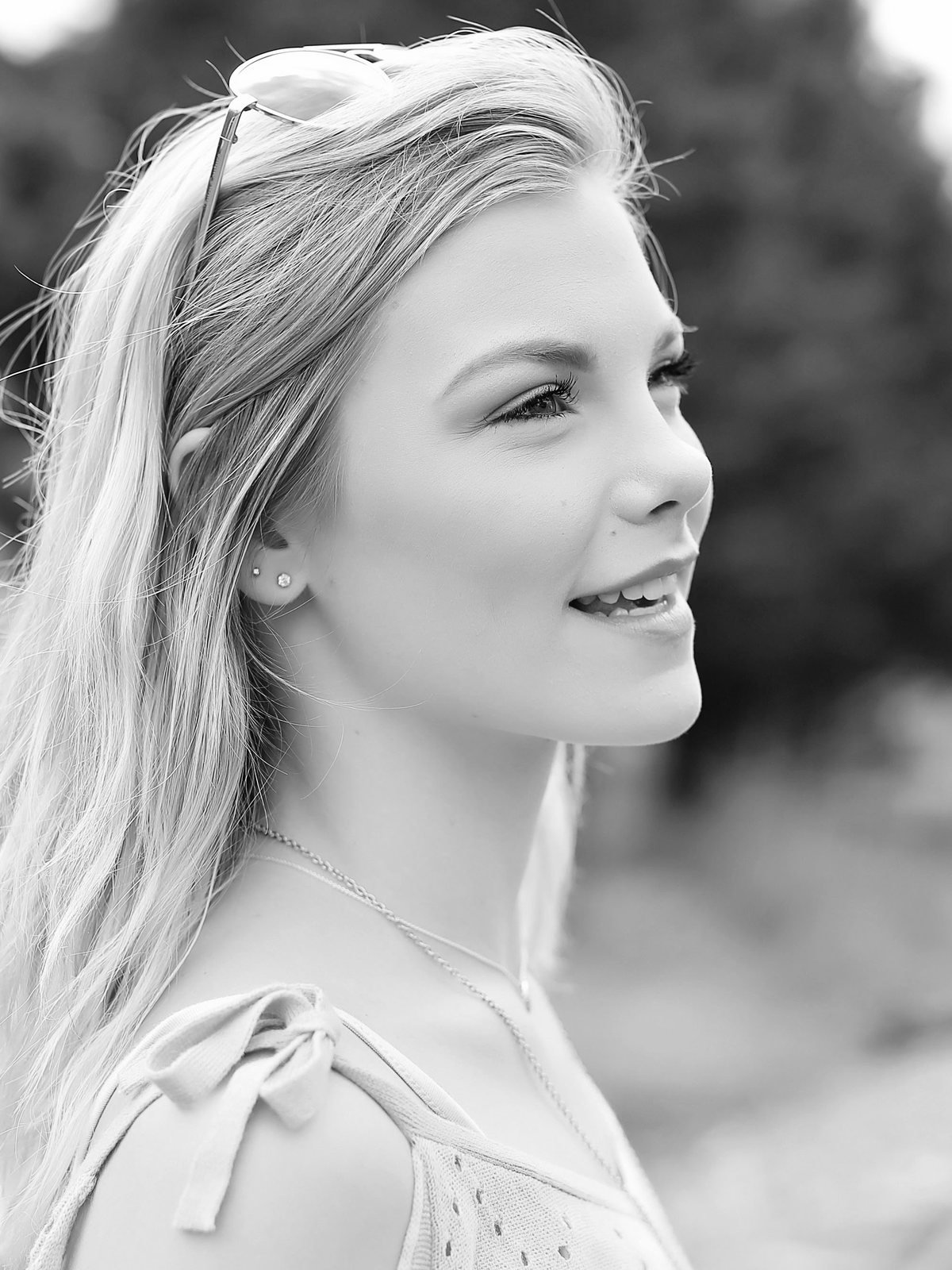 Outdoor senior portrait makeup